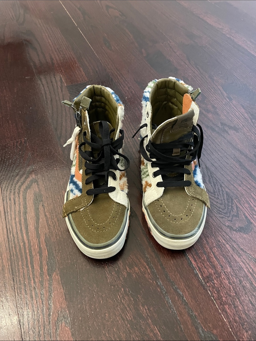 Olive Green High-Top Sneakers with Patterned Accents. Boys 4.5 / Women’s 6